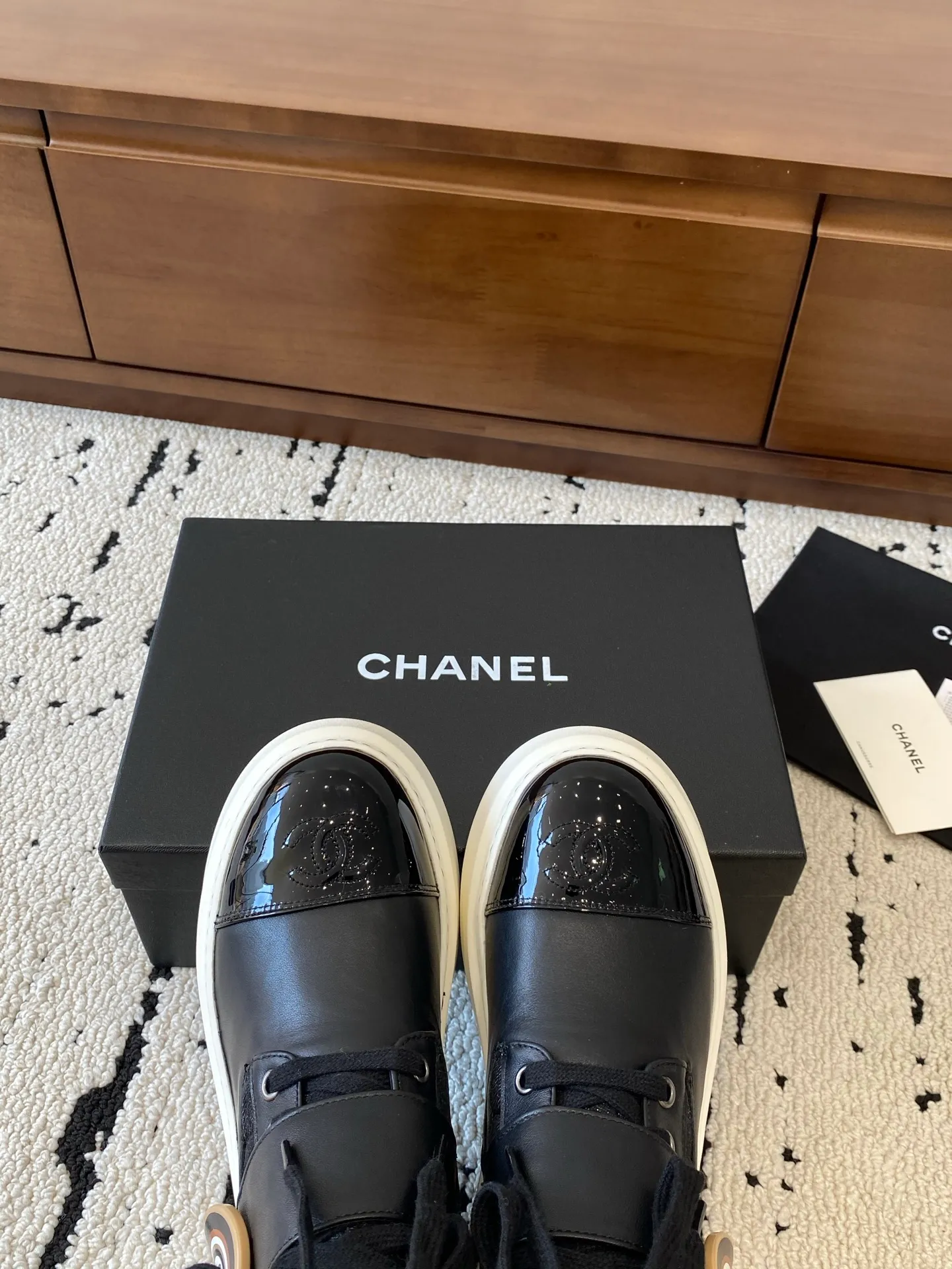 👟👟Ex-factory price 760👟👟 CHANEL 2025s autumn and winter series thick-soled short boots, made of imported cowhide, with an additional height of 5cm to show leg length. The boots follow Chanel's classic rhombus pattern, and add this year's popular sun buckle. Xiao Meimei likes it especially. This is Chanel's hot style for autumn and winter this year. With the traditional inner zipper, it is easy to put on the feet and super comfortable. It is a must-have for this autumn and winter. Upper material: imported cowhide with rhombus microfiber, washed denim ❤︎ Consistently authentic ❤︎ Outsole: original Italian TPU foam outsole Number of yards: 35-40 (Customized size 40 is non-refundable and non-exchangeable) Buy now 👉 Buy now 👉 Buy now 👉 Buy now 👉